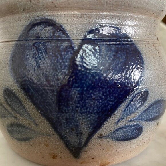 ROWE POTTERY WORKS Vintage Salt Glazed Blue Heart Pattern 1991 Crock 2 Cup - Picture 7 of 16